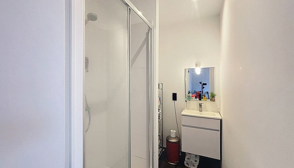 Ontdek dit verzorgd één slaapkamer dakappartement, ideaal voor de investeerder/eindgebruiker. Het appartement is voorzien van verschillende praktische upgrades, waaronder vernieuwde ramen met dubbel glas, elektrische rolluiken en kwalitatieve afwerkinge