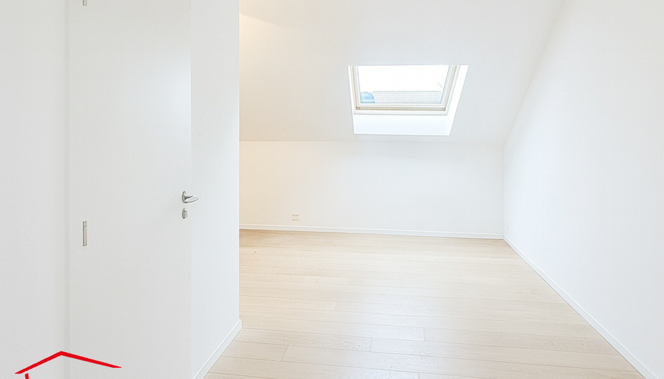 Ontdek dit verzorgd één slaapkamer dakappartement, ideaal voor de investeerder/eindgebruiker. Het appartement is voorzien van verschillende praktische upgrades, waaronder vernieuwde ramen met dubbel glas, elektrische rolluiken en kwalitatieve afwerkinge