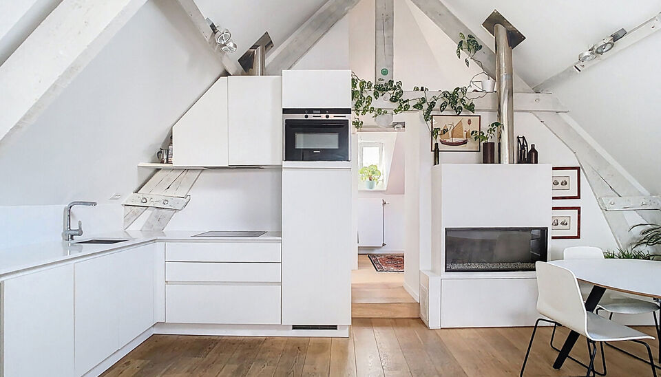 In een voormalige neoclassicistische burgerwoning, volledig gerenoveerd en omgevormd tot een kleinschalig appartementsgebouw met EPC-label B, vind je dit stijlvolle appartement van 57 m&sup2;. Instapklaar wonen in het hart van Antwerpen!

Het appartement bevi