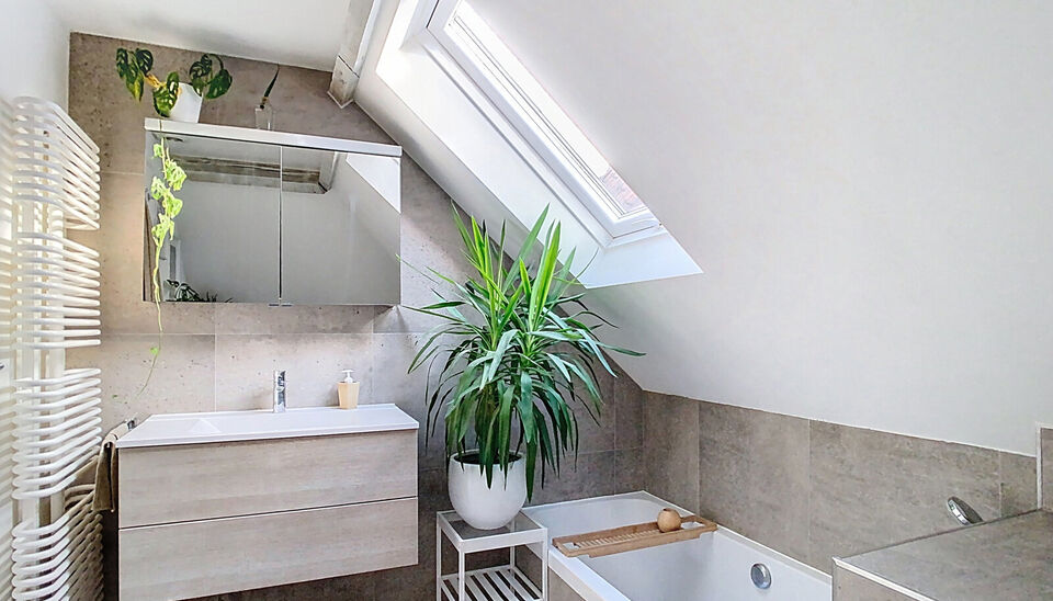 In een voormalige neoclassicistische burgerwoning, volledig gerenoveerd en omgevormd tot een kleinschalig appartementsgebouw met EPC-label B, vind je dit stijlvolle appartement van 57 m&sup2;. Instapklaar wonen in het hart van Antwerpen!

Het appartement bevi