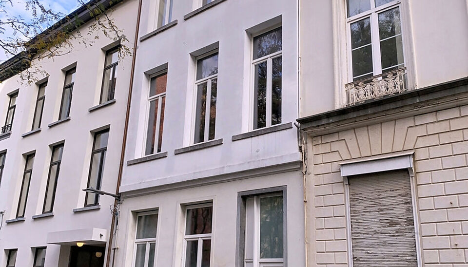 In een voormalige neoclassicistische burgerwoning, volledig gerenoveerd en omgevormd tot een kleinschalig appartementsgebouw met EPC-label B, vind je dit stijlvolle appartement van 57 m&sup2;. Instapklaar wonen in het hart van Antwerpen!

Het appartement bevi