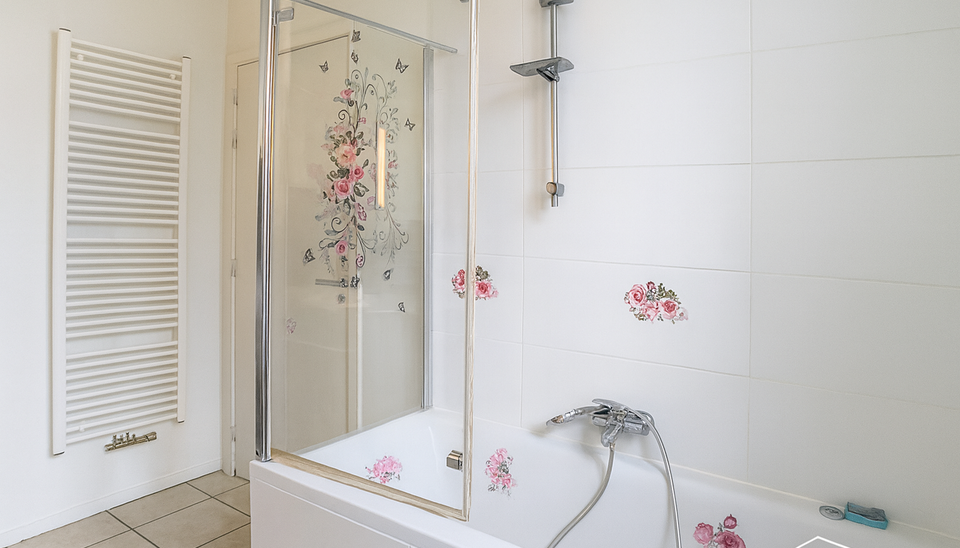 Op slechts 2 minuten wandelen van het park Spoor Noord bevindt zich dit verzorgde dakappartement.
Via de inkomhal (ca. 4 m&sup2;) betreedt u het appartement. Aan de straatzijde ligt de lichtrijke woonkamer (ca. 28 m&sup2;) met open, ingerichte keuken, uitgerust m