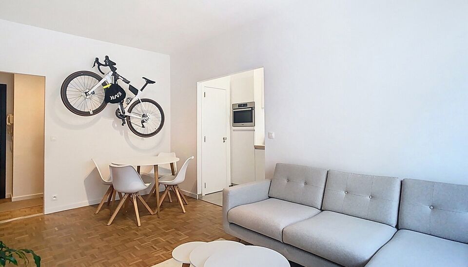 Dit gerenoveerd 1-slaapkamer appartement bevindt zich in een goed onderhouden gebouw. vlakbij Park Spoor Noord. Via de inkomhal betreedt u de lichtrijke woonkamer (ca.17m&sup2;) aan de achterzijde gelegen. De keuken (ca.7m&sup2;) bevindt zich aansluitend en is vo