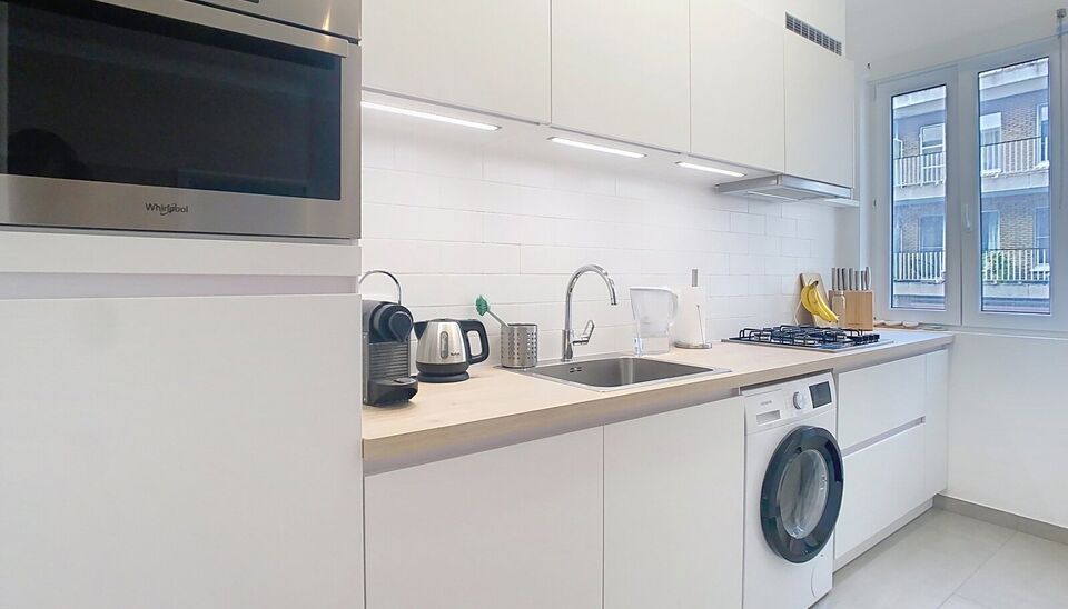 Dit gerenoveerd 1-slaapkamer appartement bevindt zich in een goed onderhouden gebouw. vlakbij Park Spoor Noord. Via de inkomhal betreedt u de lichtrijke woonkamer (ca.17m&sup2;) aan de achterzijde gelegen. De keuken (ca.7m&sup2;) bevindt zich aansluitend en is vo