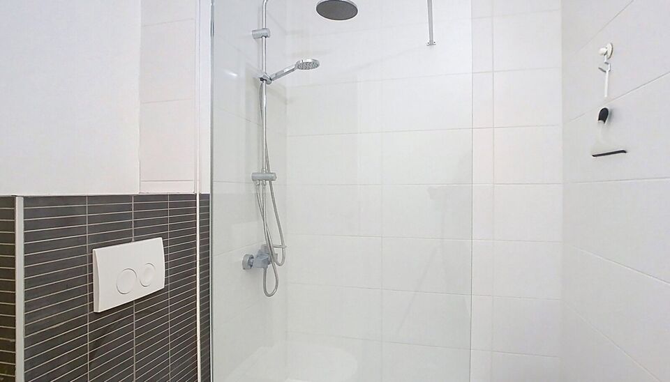 Dit gerenoveerd 1-slaapkamer appartement bevindt zich in een goed onderhouden gebouw. vlakbij Park Spoor Noord. Via de inkomhal betreedt u de lichtrijke woonkamer (ca.17m&sup2;) aan de achterzijde gelegen. De keuken (ca.7m&sup2;) bevindt zich aansluitend en is vo