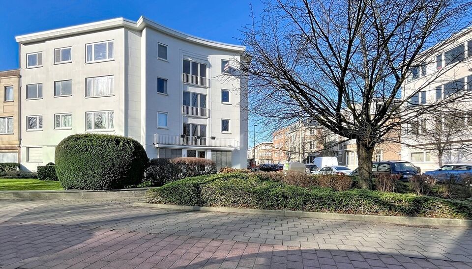 Gelegen op de derde verdieping van een karaktervol vintagegebouw bevindt zich dit aangename appartement van ca. 107 m&sup2; met een ruim en zonnig terras van ca. 18 m&sup2;, in de gegeerde Expowijk. Via de inkomhal met afzonderlijk toilet en praktische berging be