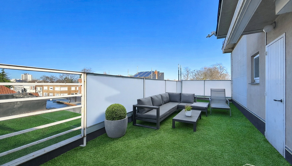 Gelegen op de derde verdieping van een karaktervol vintagegebouw bevindt zich dit aangename appartement van ca. 107 m&sup2; met een ruim en zonnig terras van ca. 18 m&sup2;, in de gegeerde Expowijk. Via de inkomhal met afzonderlijk toilet en praktische berging be