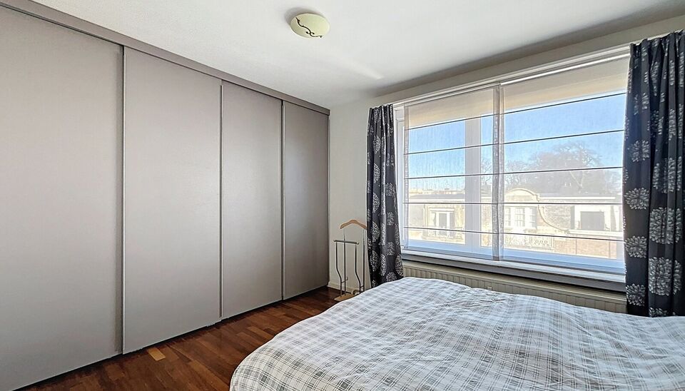 Gelegen op de derde verdieping van een karaktervol vintagegebouw bevindt zich dit aangename appartement van ca. 107 m&sup2; met een ruim en zonnig terras van ca. 18 m&sup2;, in de gegeerde Expowijk. Via de inkomhal met afzonderlijk toilet en praktische berging be