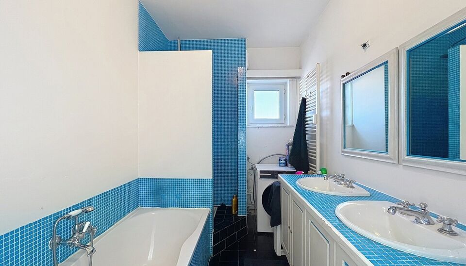 Gelegen op de derde verdieping van een karaktervol vintagegebouw bevindt zich dit aangename appartement van ca. 107 m&sup2; met een ruim en zonnig terras van ca. 18 m&sup2;, in de gegeerde Expowijk. Via de inkomhal met afzonderlijk toilet en praktische berging be