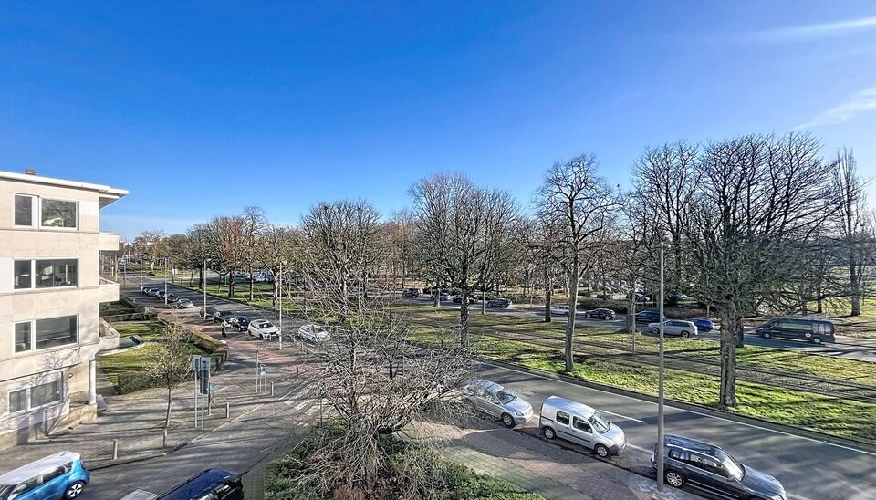 Gelegen op de derde verdieping van een karaktervol vintagegebouw bevindt zich dit aangename appartement van ca. 107 m&sup2; met een ruim en zonnig terras van ca. 18 m&sup2;, in de gegeerde Expowijk. Via de inkomhal met afzonderlijk toilet en praktische berging be
