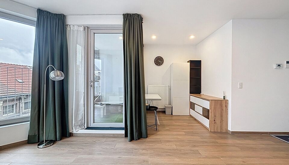 Prachtig onderhouden appartement met 2 slaapkamers. Ruime en lichte woonkamer (ca. 30m&sup2;) op parkettegel met aansluitend open keuken en toegang tot het terras met ochtendzon. De keuken is voorzien van kwaliteitsvolle toestellen (spoelbak, vaatwasser, damp