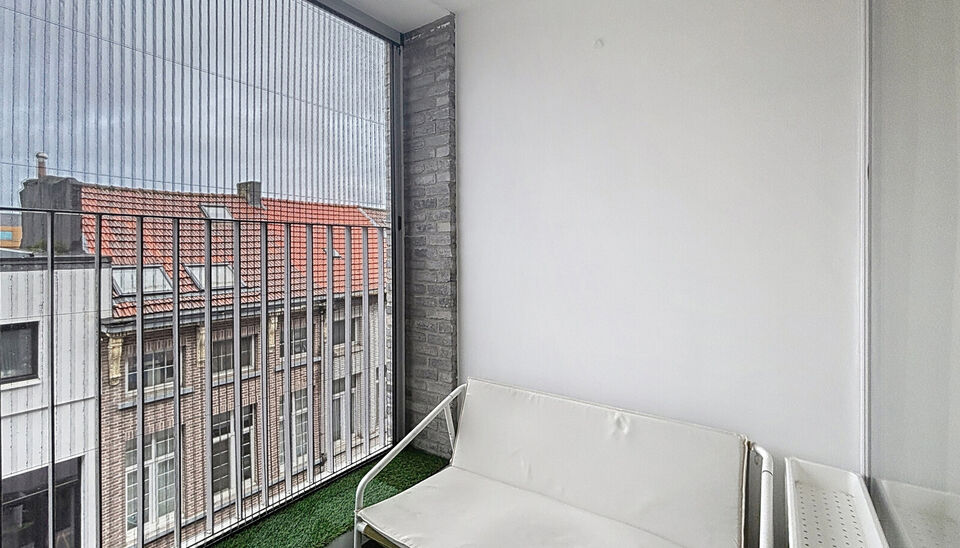 Prachtig onderhouden appartement met 2 slaapkamers. Ruime en lichte woonkamer (ca. 30m&sup2;) op parkettegel met aansluitend open keuken en toegang tot het terras met ochtendzon. De keuken is voorzien van kwaliteitsvolle toestellen (spoelbak, vaatwasser, damp