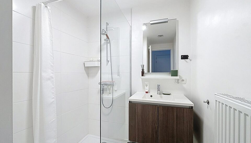 Prachtig onderhouden appartement met 2 slaapkamers. Ruime en lichte woonkamer (ca. 30m&sup2;) op parkettegel met aansluitend open keuken en toegang tot het terras met ochtendzon. De keuken is voorzien van kwaliteitsvolle toestellen (spoelbak, vaatwasser, damp