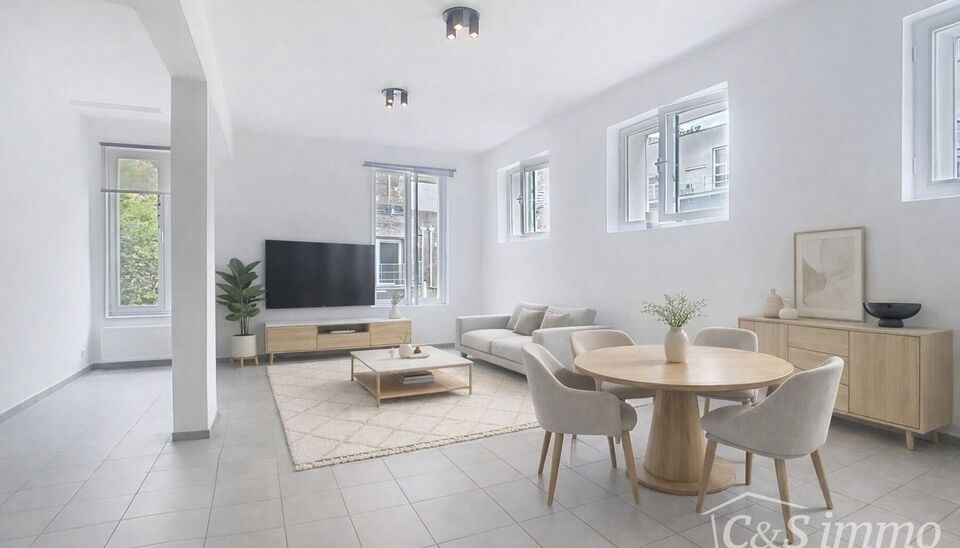 Instapklaar hoekappartement met zonnig gemeenschappelijk dakterras op topligging nabij UA. Ideaal voor starters of investeerders.
Op de eerste verdieping van een verzorgd gebouw, rustig gelegen aan de achterzijde, vindt u dit charmante hoekappartement.
Vi