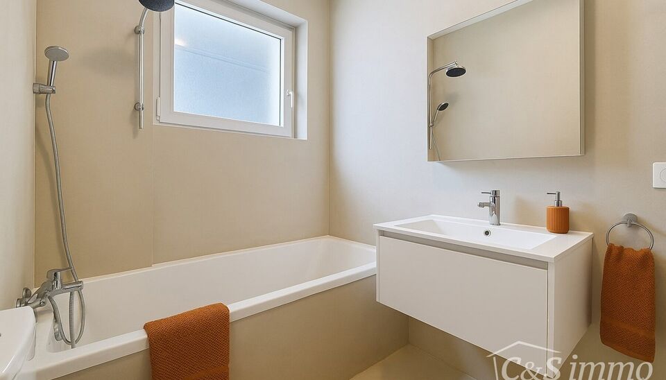 Instapklaar hoekappartement met zonnig gemeenschappelijk dakterras op topligging nabij UA. Ideaal voor starters of investeerders.
Op de eerste verdieping van een verzorgd gebouw, rustig gelegen aan de achterzijde, vindt u dit charmante hoekappartement.
Vi