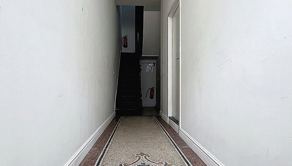 Op een boogscheut van Park Spoor Noord een instapklaar gelijkvloers appartement met terras.
Bij het betreden van het appartement komt u in de lichtrijke woonkamer (22 m&sup2;), die naadloos overgaat in een open, volledig ingerichte keuken. De keuken is uitger