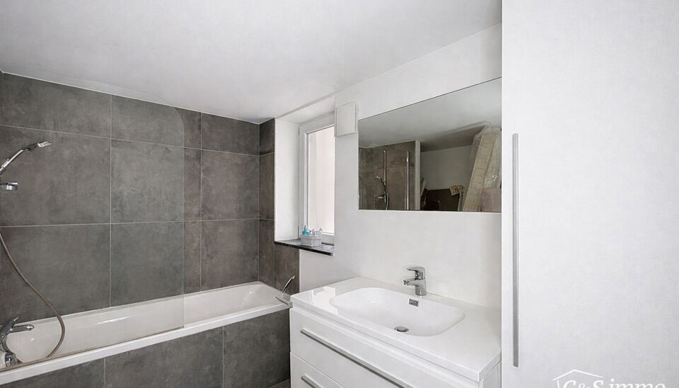 Op een boogscheut van Park Spoor Noord een instapklaar gelijkvloers appartement met terras.
Bij het betreden van het appartement komt u in de lichtrijke woonkamer (22 m&sup2;), die naadloos overgaat in een open, volledig ingerichte keuken. De keuken is uitger