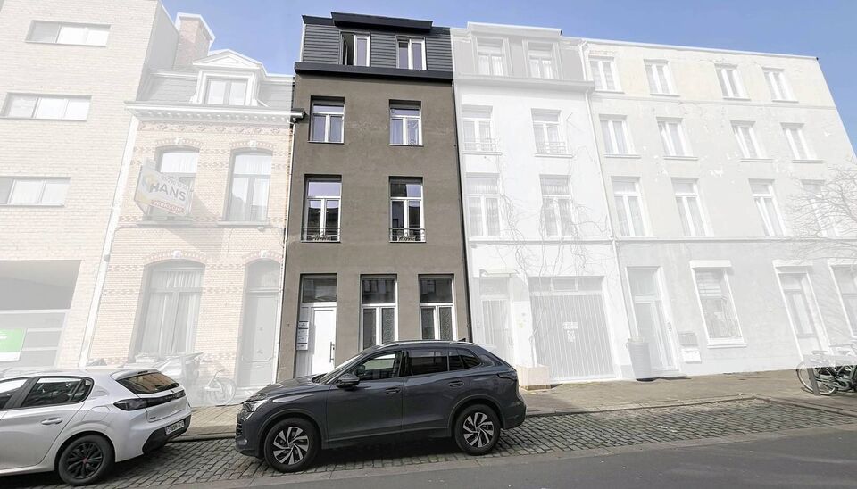 Op een boogscheut van Park Spoor Noord een instapklaar gelijkvloers appartement met terras.
Bij het betreden van het appartement komt u in de lichtrijke woonkamer (22 m&sup2;), die naadloos overgaat in een open, volledig ingerichte keuken. De keuken is uitger