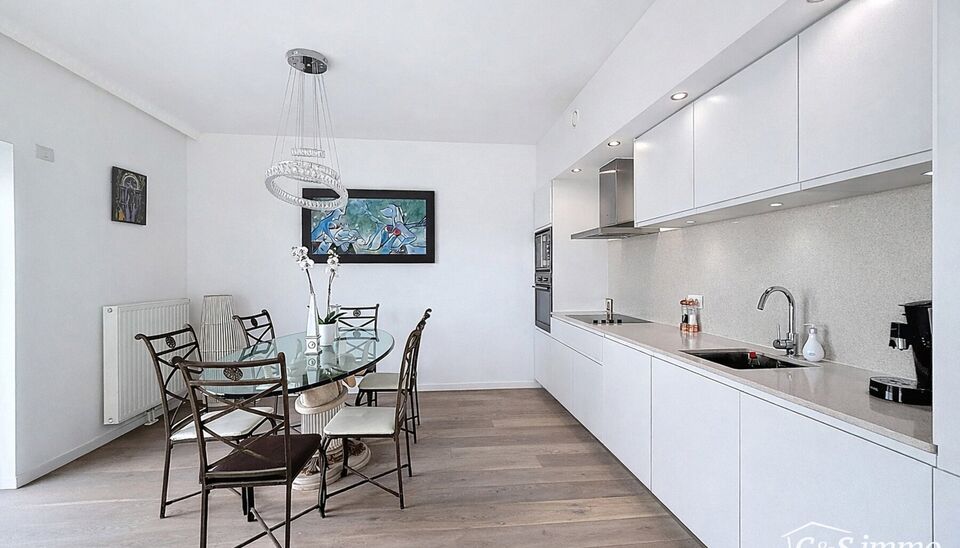 Een stijlvol en energiezuinig appartement (ca. 112 m&sup2;) met een ruim terras dat een prachtig uitzicht biedt op de jachthaven. Dit unieke project werd gerealiseerd in 2018 en onderscheidt zich door zijn moderne architectuur.
De inkomhal is voorzien van een