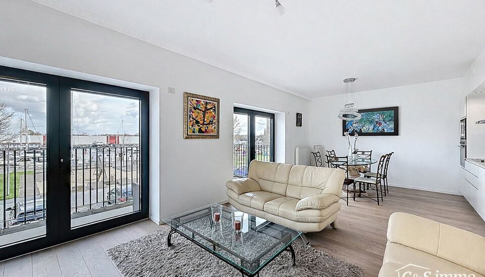 Een stijlvol en energiezuinig appartement (ca. 112 m&sup2;) met een ruim terras dat een prachtig uitzicht biedt op de jachthaven. Dit unieke project werd gerealiseerd in 2018 en onderscheidt zich door zijn moderne architectuur.
De inkomhal is voorzien van een