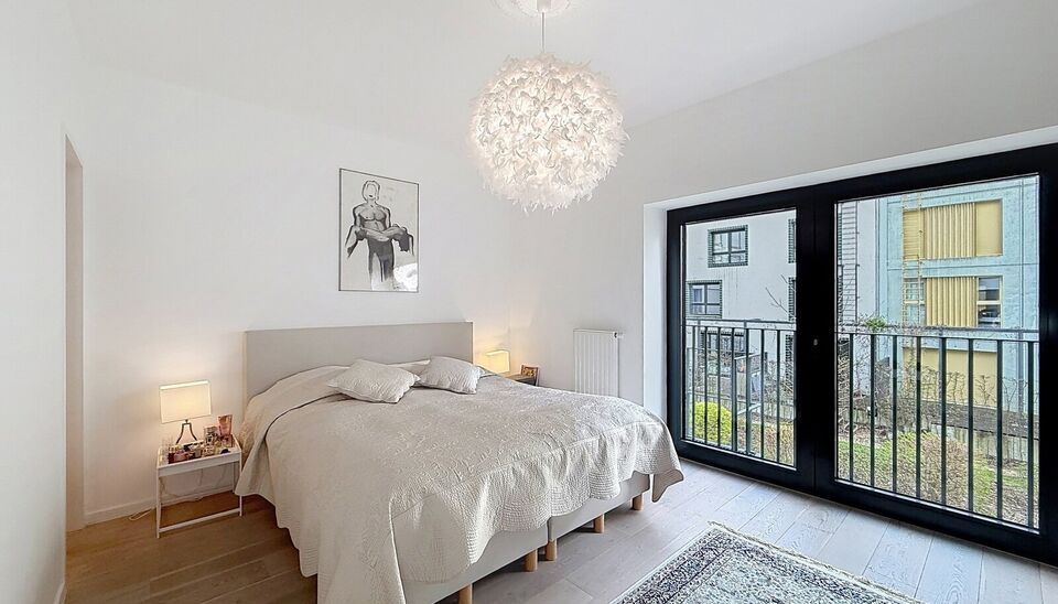 Een stijlvol en energiezuinig appartement (ca. 112 m&sup2;) met een ruim terras dat een prachtig uitzicht biedt op de jachthaven. Dit unieke project werd gerealiseerd in 2018 en onderscheidt zich door zijn moderne architectuur.
De inkomhal is voorzien van een