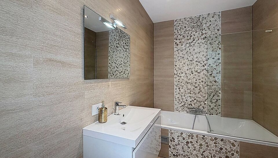 Een stijlvol en energiezuinig appartement (ca. 112 m&sup2;) met een ruim terras dat een prachtig uitzicht biedt op de jachthaven. Dit unieke project werd gerealiseerd in 2018 en onderscheidt zich door zijn moderne architectuur.
De inkomhal is voorzien van een