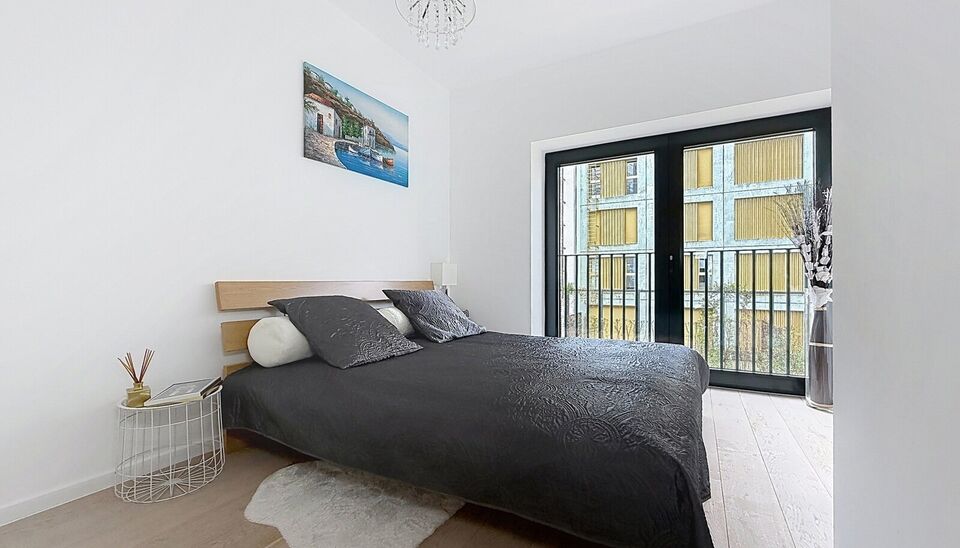 Een stijlvol en energiezuinig appartement (ca. 112 m&sup2;) met een ruim terras dat een prachtig uitzicht biedt op de jachthaven. Dit unieke project werd gerealiseerd in 2018 en onderscheidt zich door zijn moderne architectuur.
De inkomhal is voorzien van een