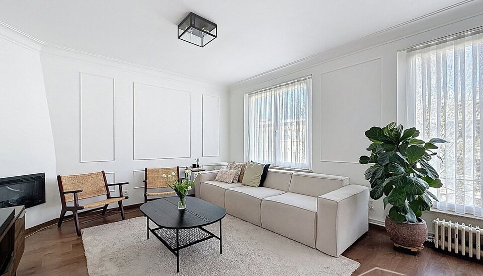 In de gegeerde Tentoonstellingswijk bevindt zich dit instapklare en centraal gelegen appartement. Dankzij de uitstekende ligging geniet u van een vlotte bereikbaarheid en bevinden alle voorzieningen zich op wandelafstand.
Via de inkomhal betreedt u de rui