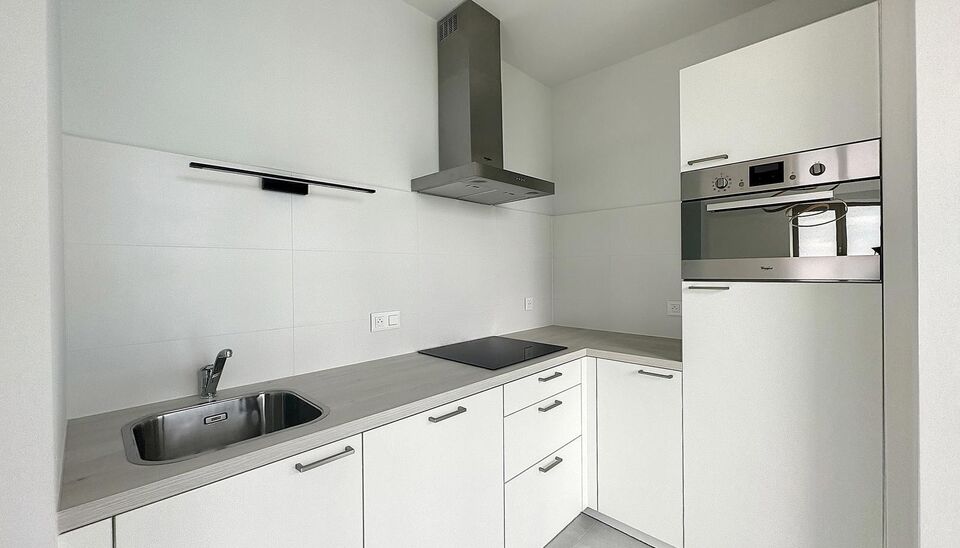 Luxe nieuwbouw appartement op de 20e verdieping met 270 graden uitzicht over Antwerpen, Park Spoor Noord, het Eilandje en de dokken. De lichtrijke leefruimte (ca. 26 m&sup2;) met open  keuken (ca. 6 m&sup2;) is voorzien van een keramische kookplaat, dampkap, koel
