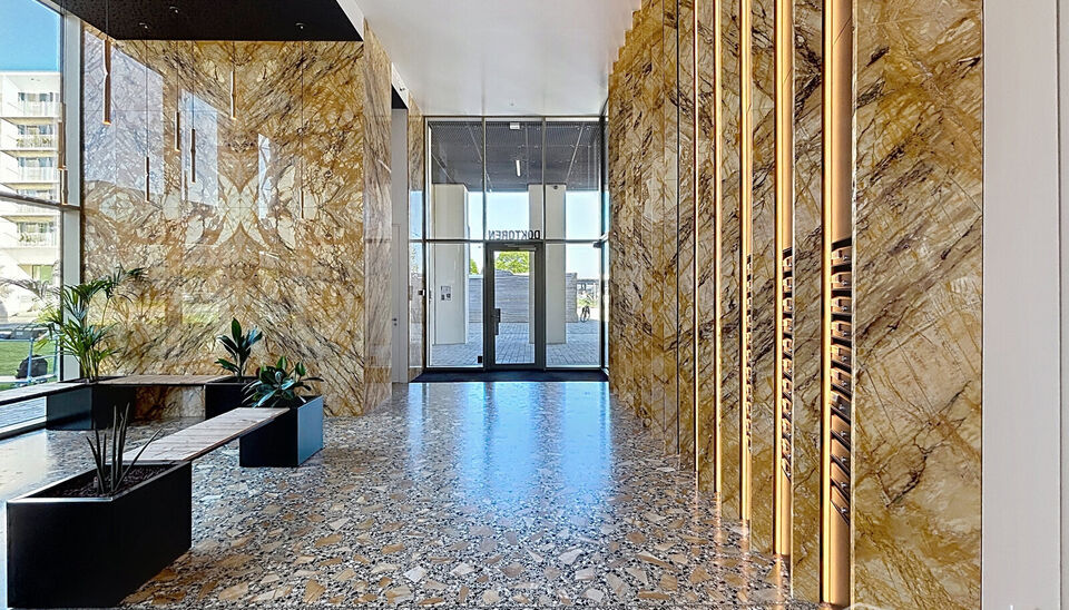 Luxe nieuwbouw appartement op de 20e verdieping met 270 graden uitzicht over Antwerpen, Park Spoor Noord, het Eilandje en de dokken. De lichtrijke leefruimte (ca. 26 m&sup2;) met open  keuken (ca. 6 m&sup2;) is voorzien van een keramische kookplaat, dampkap, koel