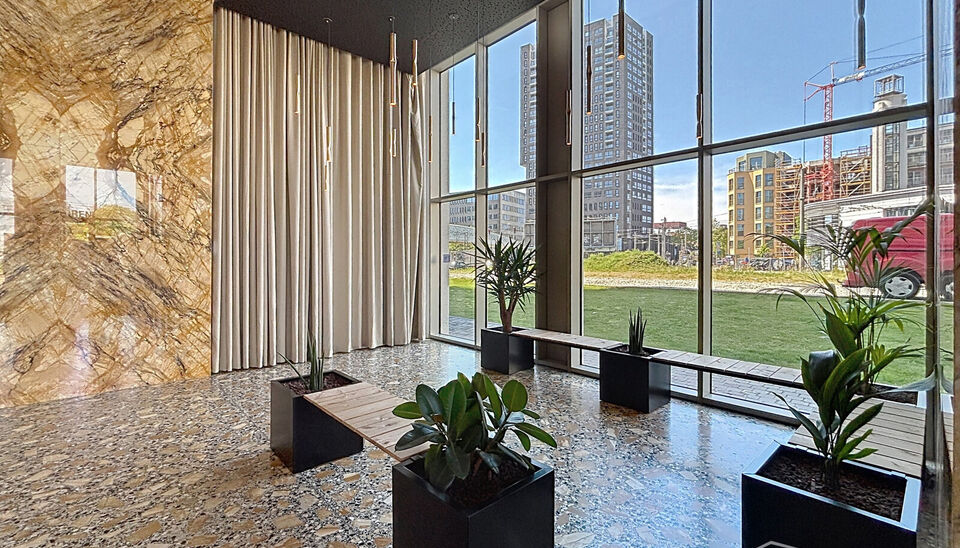 Luxe nieuwbouw appartement op de 20e verdieping met 270 graden uitzicht over Antwerpen, Park Spoor Noord, het Eilandje en de dokken. De lichtrijke leefruimte (ca. 26 m&sup2;) met open  keuken (ca. 6 m&sup2;) is voorzien van een keramische kookplaat, dampkap, koel