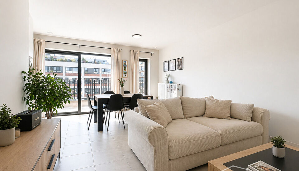 Modern en luxueus nieuwbouwappartement met twee slaapkamers (ca. 75 m&sup2;), ideaal gelegen nabij Park Spoor Noord. Het hoge schuifraam zorgt voor een overvloed aan natuurlijk licht in de ruime leefruimte (ca. 27 m&sup2;), die rechtstreeks toegang biedt tot het 
