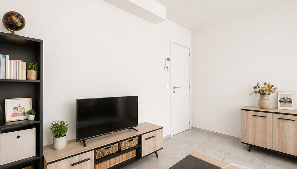 Modern en luxueus nieuwbouwappartement met twee slaapkamers (ca. 75 m&sup2;), ideaal gelegen nabij Park Spoor Noord. Het hoge schuifraam zorgt voor een overvloed aan natuurlijk licht in de ruime leefruimte (ca. 27 m&sup2;), die rechtstreeks toegang biedt tot het 