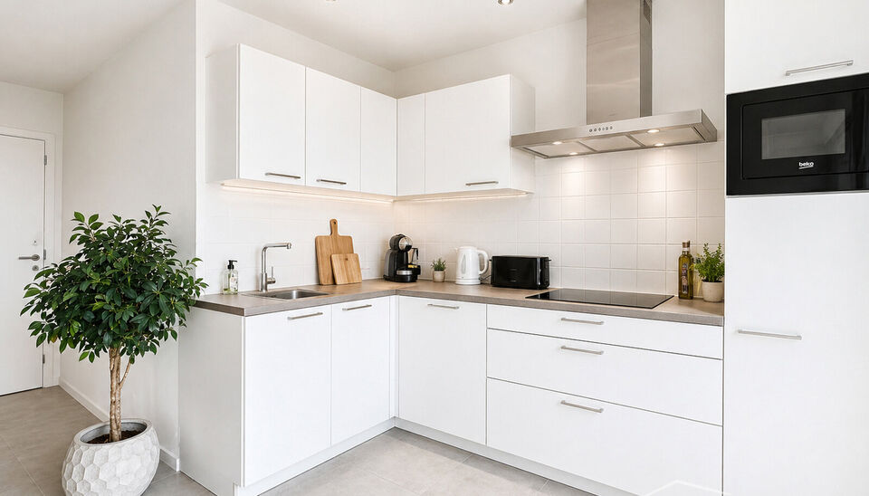 Modern en luxueus nieuwbouwappartement met twee slaapkamers (ca. 75 m&sup2;), ideaal gelegen nabij Park Spoor Noord. Het hoge schuifraam zorgt voor een overvloed aan natuurlijk licht in de ruime leefruimte (ca. 27 m&sup2;), die rechtstreeks toegang biedt tot het 