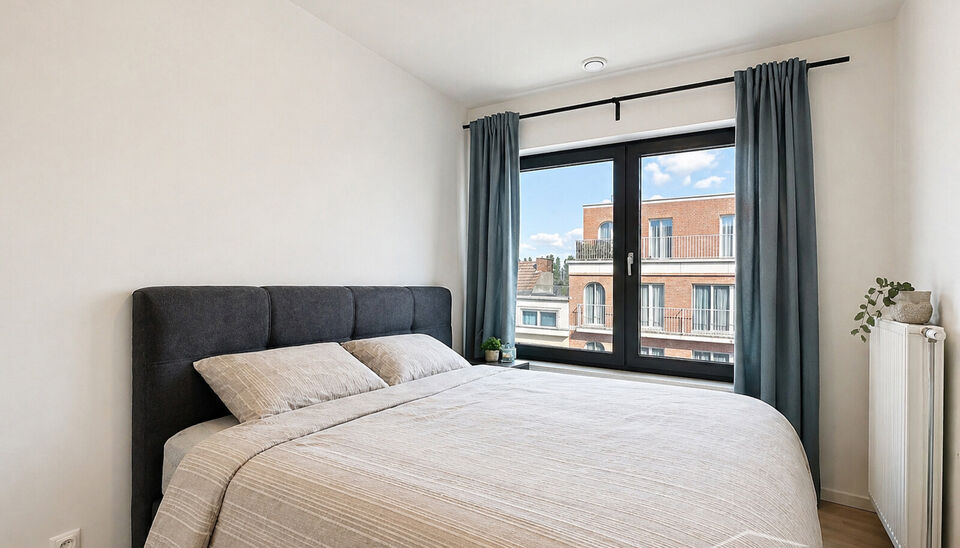 Modern en luxueus nieuwbouwappartement met twee slaapkamers (ca. 75 m&sup2;), ideaal gelegen nabij Park Spoor Noord. Het hoge schuifraam zorgt voor een overvloed aan natuurlijk licht in de ruime leefruimte (ca. 27 m&sup2;), die rechtstreeks toegang biedt tot het 