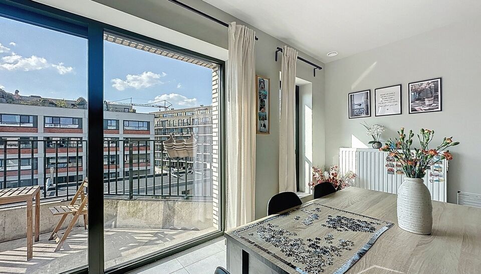 Modern en luxueus nieuwbouwappartement met twee slaapkamers (ca. 75 m&sup2;), ideaal gelegen nabij Park Spoor Noord. Het hoge schuifraam zorgt voor een overvloed aan natuurlijk licht in de ruime leefruimte (ca. 27 m&sup2;), die rechtstreeks toegang biedt tot het 