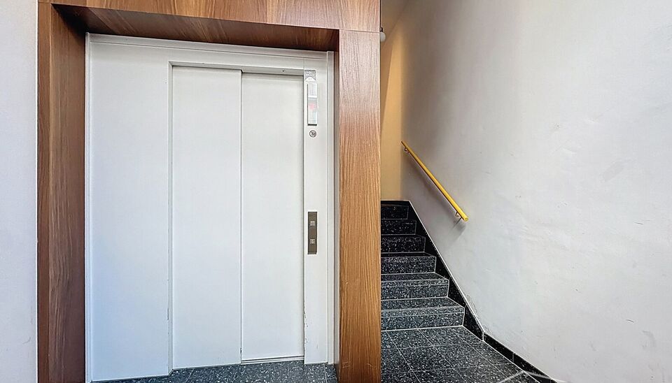 Modern en luxueus nieuwbouwappartement met twee slaapkamers (ca. 75 m&sup2;), ideaal gelegen nabij Park Spoor Noord. Het hoge schuifraam zorgt voor een overvloed aan natuurlijk licht in de ruime leefruimte (ca. 27 m&sup2;), die rechtstreeks toegang biedt tot het 