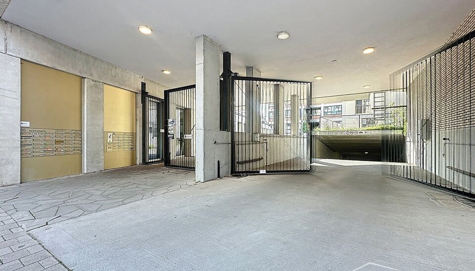 Modern en luxueus nieuwbouwappartement met twee slaapkamers (ca. 75 m&sup2;), ideaal gelegen nabij Park Spoor Noord. Het hoge schuifraam zorgt voor een overvloed aan natuurlijk licht in de ruime leefruimte (ca. 27 m&sup2;), die rechtstreeks toegang biedt tot het 