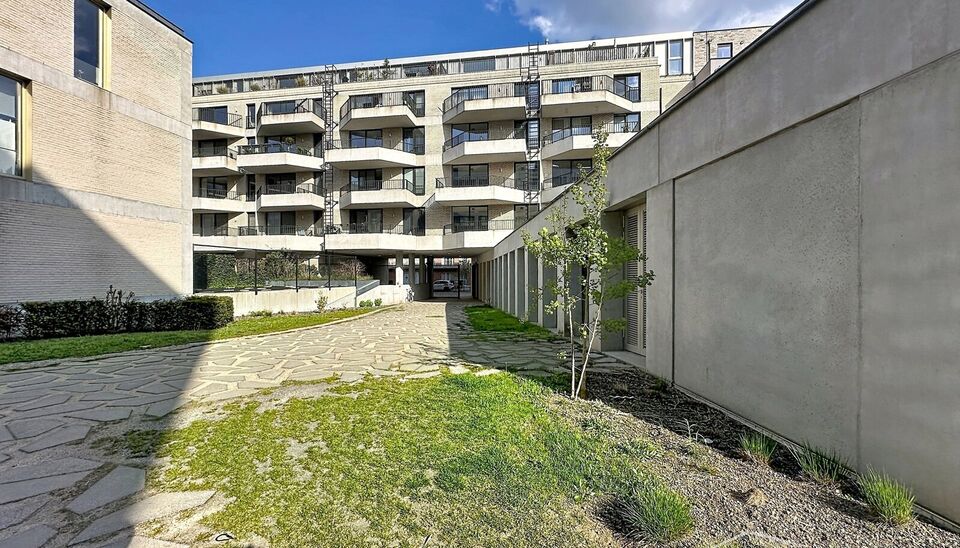 Modern en luxueus nieuwbouwappartement met twee slaapkamers (ca. 75 m&sup2;), ideaal gelegen nabij Park Spoor Noord. Het hoge schuifraam zorgt voor een overvloed aan natuurlijk licht in de ruime leefruimte (ca. 27 m&sup2;), die rechtstreeks toegang biedt tot het 