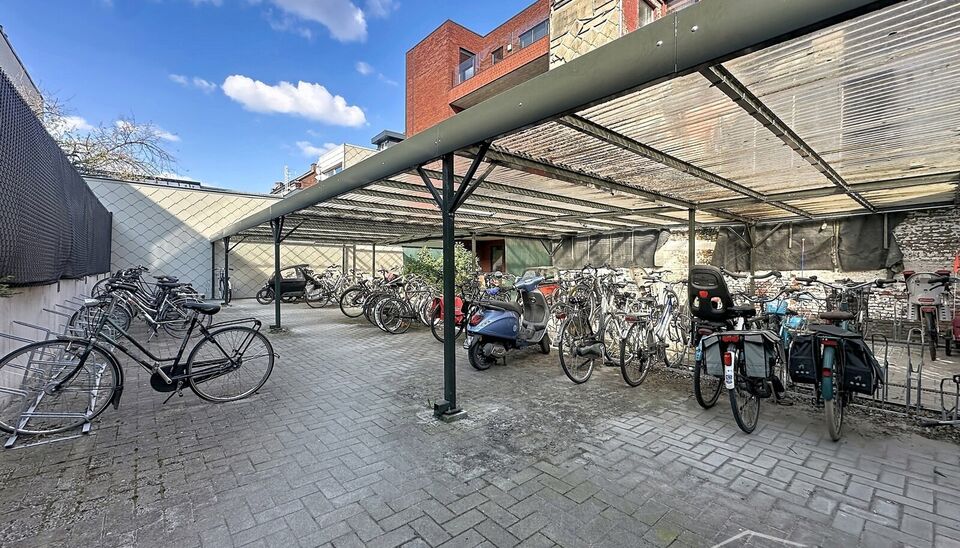 Modern en luxueus nieuwbouwappartement met twee slaapkamers (ca. 75 m&sup2;), ideaal gelegen nabij Park Spoor Noord. Het hoge schuifraam zorgt voor een overvloed aan natuurlijk licht in de ruime leefruimte (ca. 27 m&sup2;), die rechtstreeks toegang biedt tot het 