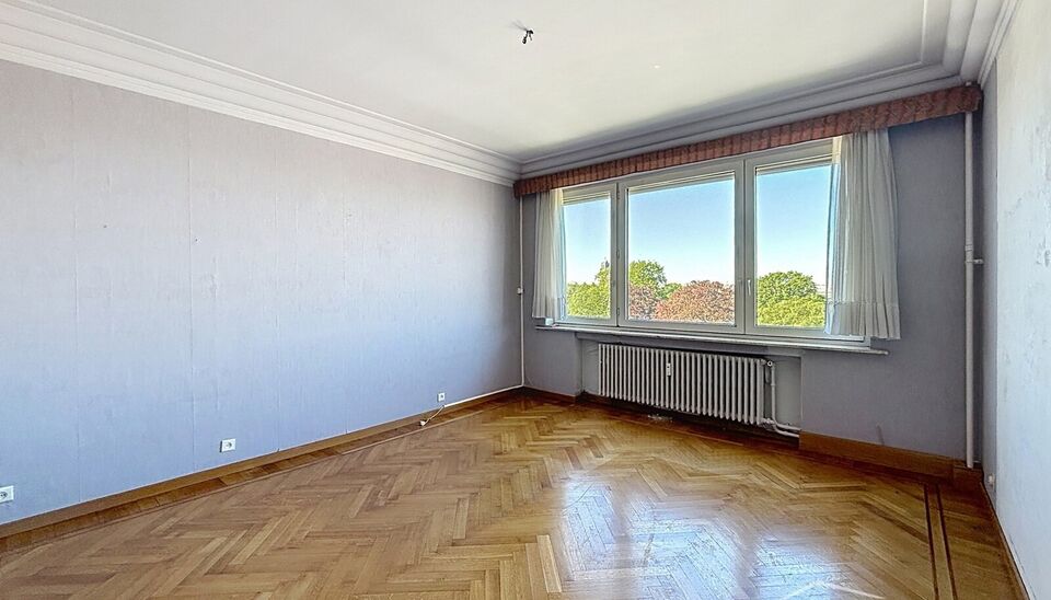 Welkom in residentie Est&eacute;ria. Op de zevende verdieping van dit goed onderhouden gebouw bevindt zich dit charmante tweeslaapkamerappartement.

Via de ruime inkomhal, uitgerust met een gastentoilet en praktische inbouwvestiaire, betreedt u het appartement.