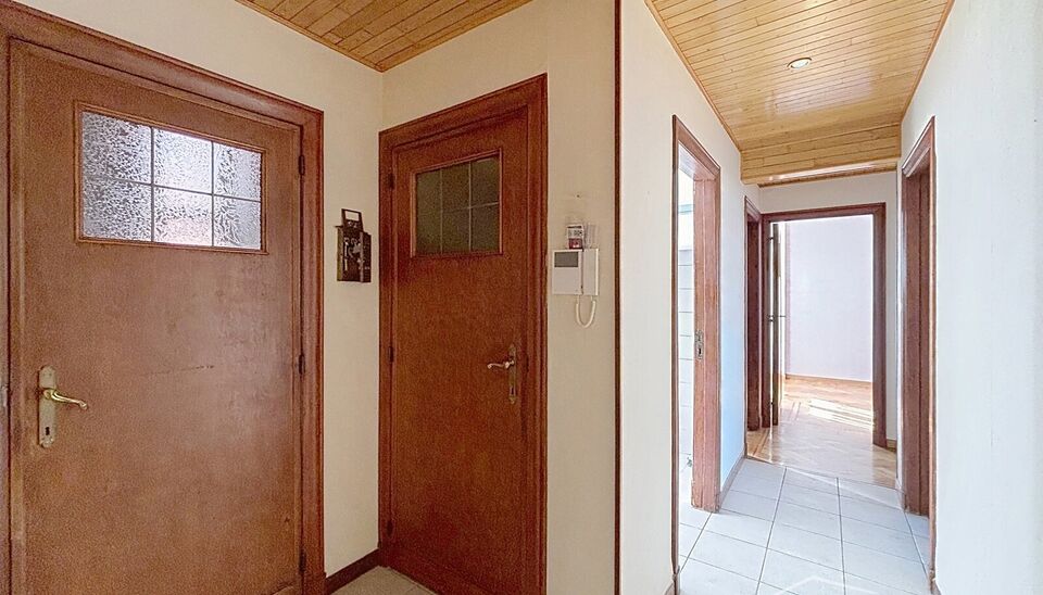 Welkom in residentie Est&eacute;ria. Op de zevende verdieping van dit goed onderhouden gebouw bevindt zich dit charmante tweeslaapkamerappartement.

Via de ruime inkomhal, uitgerust met een gastentoilet en praktische inbouwvestiaire, betreedt u het appartement.