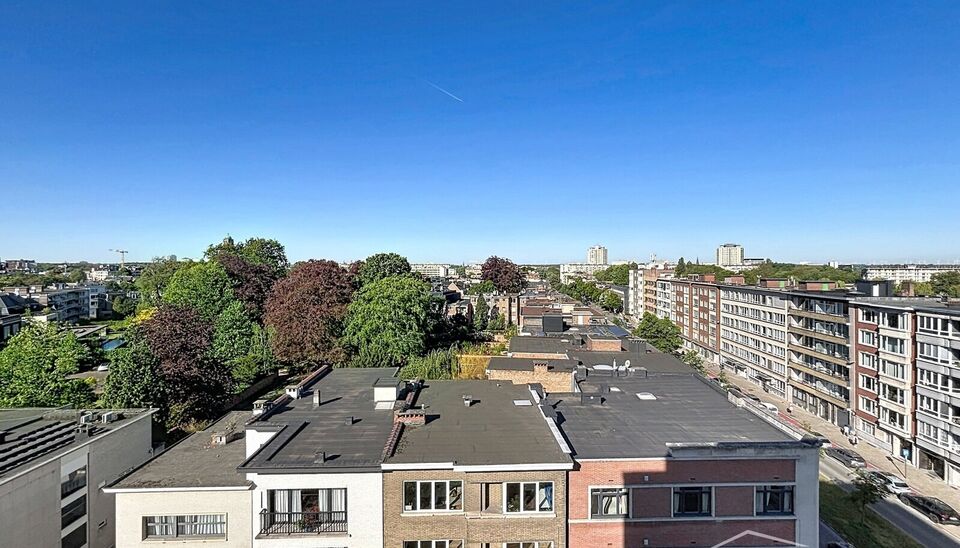 Welkom in residentie Est&eacute;ria. Op de zevende verdieping van dit goed onderhouden gebouw bevindt zich dit charmante tweeslaapkamerappartement.

Via de ruime inkomhal, uitgerust met een gastentoilet en praktische inbouwvestiaire, betreedt u het appartement.
