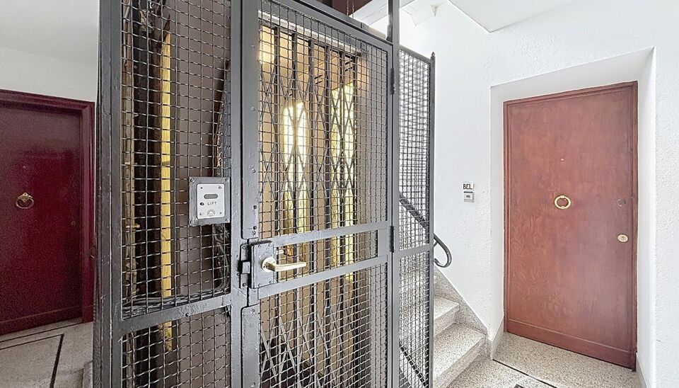 Welkom in residentie Est&eacute;ria. Op de zevende verdieping van dit goed onderhouden gebouw bevindt zich dit charmante tweeslaapkamerappartement.

Via de ruime inkomhal, uitgerust met een gastentoilet en praktische inbouwvestiaire, betreedt u het appartement.