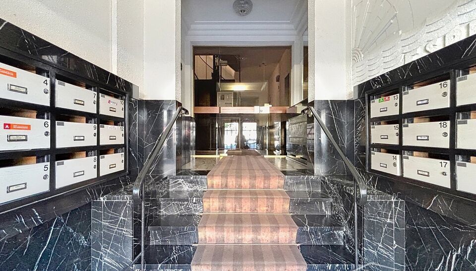 Welkom in residentie Est&eacute;ria. Op de zevende verdieping van dit goed onderhouden gebouw bevindt zich dit charmante tweeslaapkamerappartement.

Via de ruime inkomhal, uitgerust met een gastentoilet en praktische inbouwvestiaire, betreedt u het appartement.