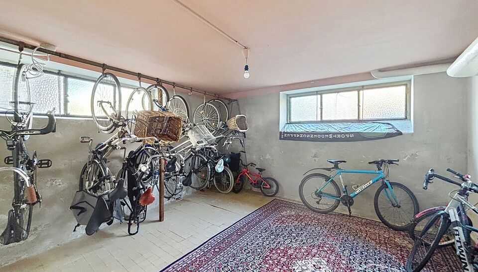 Welkom in residentie Est&eacute;ria. Op de zevende verdieping van dit goed onderhouden gebouw bevindt zich dit charmante tweeslaapkamerappartement.

Via de ruime inkomhal, uitgerust met een gastentoilet en praktische inbouwvestiaire, betreedt u het appartement.