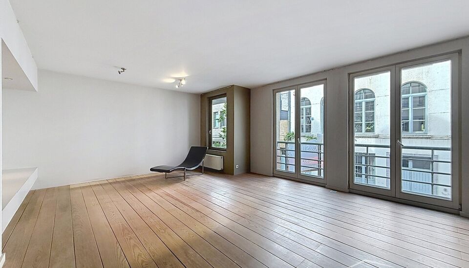 Ruim appartement (ca. 105m&sup2;) gelegen op de 1e verdieping van residentie Chacalli, op wandelafstand van het bruisende Eilandje. Via de inkomhal met ingemaakte kast en apart gastentoilet bereikt u de ruime en lichtrijke leefruimte (ca. 39 m&sup2;), afgewerkt m