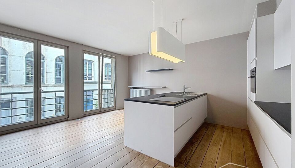 Ruim appartement (ca. 105m&sup2;) gelegen op de 1e verdieping van residentie Chacalli, op wandelafstand van het bruisende Eilandje. Via de inkomhal met ingemaakte kast en apart gastentoilet bereikt u de ruime en lichtrijke leefruimte (ca. 39 m&sup2;), afgewerkt m