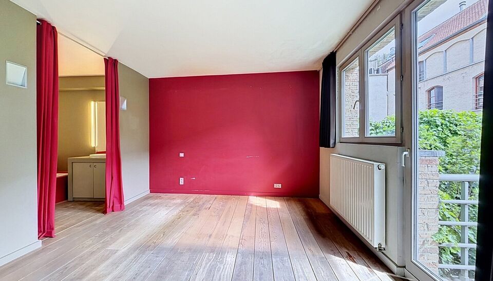Ruim appartement (ca. 105m&sup2;) gelegen op de 1e verdieping van residentie Chacalli, op wandelafstand van het bruisende Eilandje. Via de inkomhal met ingemaakte kast en apart gastentoilet bereikt u de ruime en lichtrijke leefruimte (ca. 39 m&sup2;), afgewerkt m