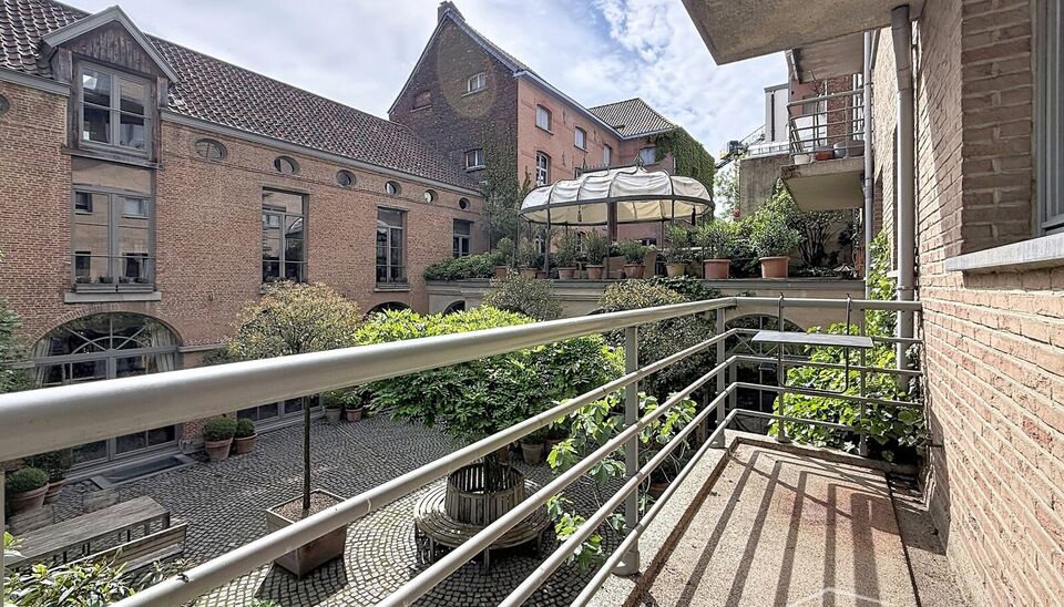 Ruim appartement (ca. 105m&sup2;) gelegen op de 1e verdieping van residentie Chacalli, op wandelafstand van het bruisende Eilandje. Via de inkomhal met ingemaakte kast en apart gastentoilet bereikt u de ruime en lichtrijke leefruimte (ca. 39 m&sup2;), afgewerkt m